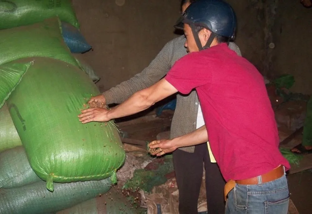 Rộ tin đồn vỡ nợ, dân kéo đến công ty lấy tài sản ảnh 2 Rộ tin đồn vỡ nợ, dân kéo đến công ty lấy tài sản ảnh 2