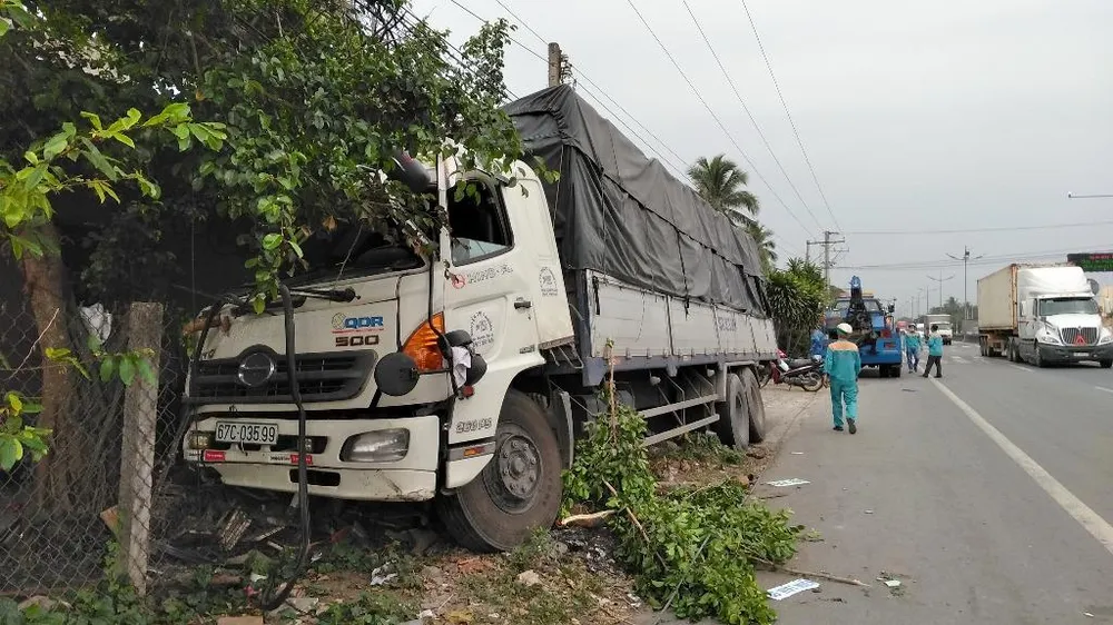 Tránh 2 người leo qua con lươn, xe tải kéo sập trụ điện ảnh 1
