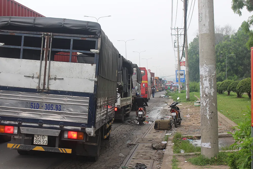Container chết máy, ô tô nằm nối đuôi khu cầu vượt Linh Xuân ảnh 4