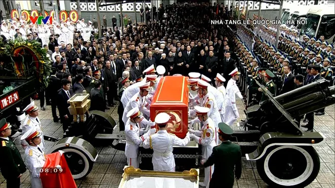 Hàng ngàn người tiễn đưa linh cữu Chủ tịch nước Trần Đại Quang ảnh 7 Hàng ngàn người tiễn đưa linh cữu Chủ tịch nước Trần Đại Quang ảnh 7
