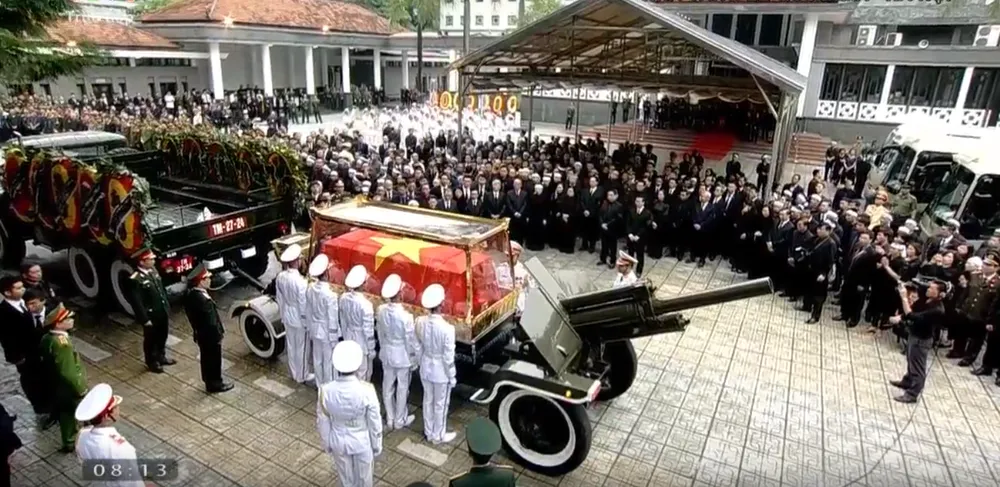 Hàng ngàn người tiễn đưa linh cữu Chủ tịch nước Trần Đại Quang ảnh 9 Hàng ngàn người tiễn đưa linh cữu Chủ tịch nước Trần Đại Quang ảnh 9
