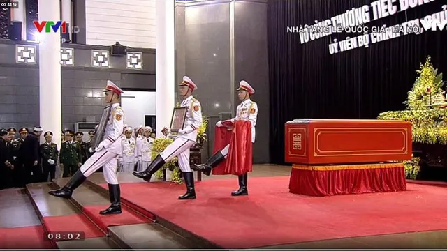 Hàng ngàn người tiễn đưa linh cữu Chủ tịch nước Trần Đại Quang ảnh 3 Hàng ngàn người tiễn đưa linh cữu Chủ tịch nước Trần Đại Quang ảnh 3