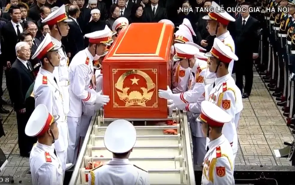 Hàng ngàn người tiễn đưa linh cữu Chủ tịch nước Trần Đại Quang ảnh 6 Hàng ngàn người tiễn đưa linh cữu Chủ tịch nước Trần Đại Quang ảnh 6