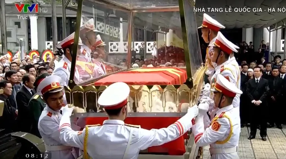 Hàng ngàn người tiễn đưa linh cữu Chủ tịch nước Trần Đại Quang ảnh 5 Hàng ngàn người tiễn đưa linh cữu Chủ tịch nước Trần Đại Quang ảnh 5