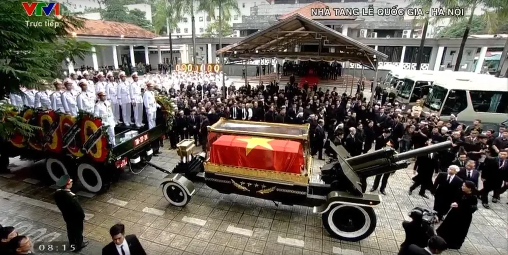 Hàng ngàn người tiễn đưa linh cữu Chủ tịch nước Trần Đại Quang ảnh 8 Hàng ngàn người tiễn đưa linh cữu Chủ tịch nước Trần Đại Quang ảnh 8