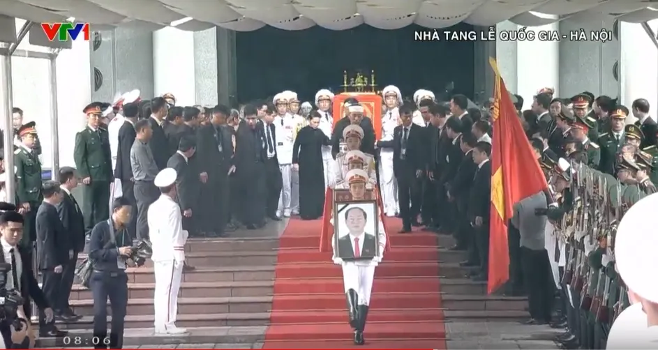 Hàng ngàn người tiễn đưa linh cữu Chủ tịch nước Trần Đại Quang ảnh 2 Hàng ngàn người tiễn đưa linh cữu Chủ tịch nước Trần Đại Quang ảnh 2