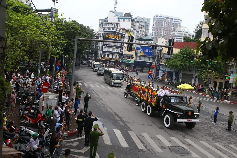 Hàng ngàn người tiễn đưa linh cữu Chủ tịch nước Trần Đại Quang ảnh 10 Hàng ngàn người tiễn đưa linh cữu Chủ tịch nước Trần Đại Quang ảnh 10