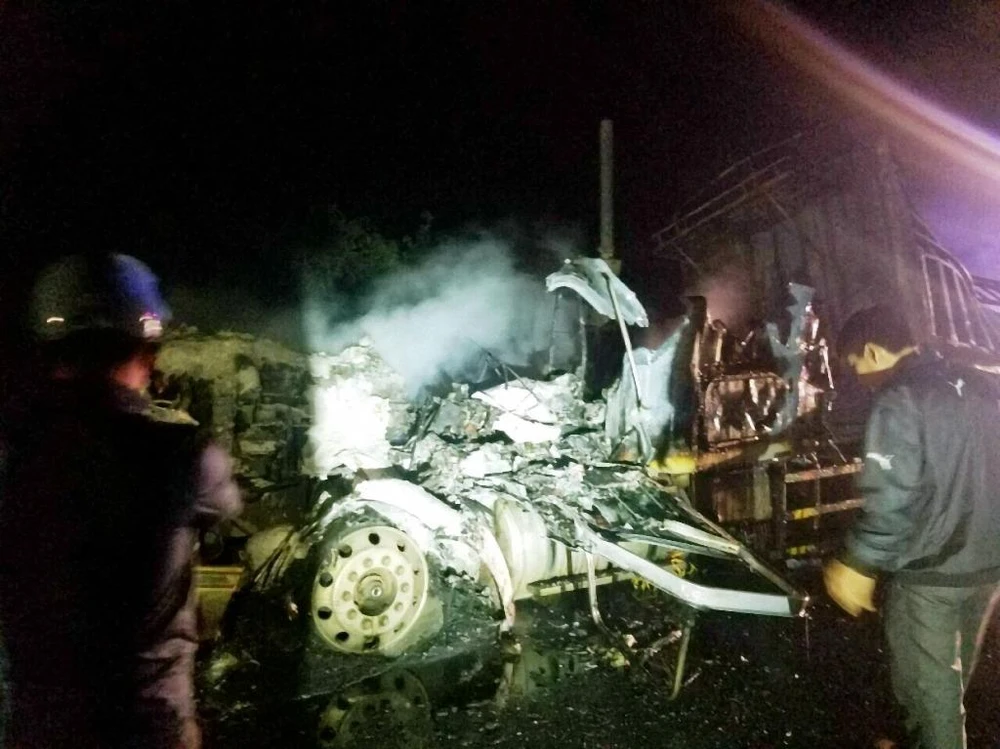 Container chở mủ cao su cháy phừng phừng trên quốc lộ 14 ảnh 1