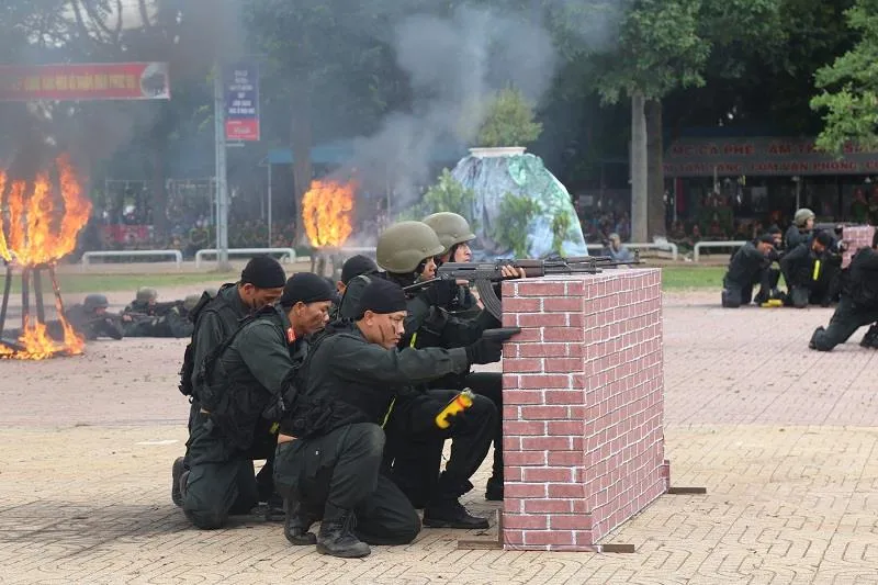 Mãn nhãn các tuyệt kỹ võ thuật của công an ảnh 17