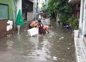 Đà Nẵng đón mưa lớn sau nhiều ngày nắng nóng kỷ lục ảnh 4 Video: TP.HCM mưa liên tục, người dân khơi cống chống ngập