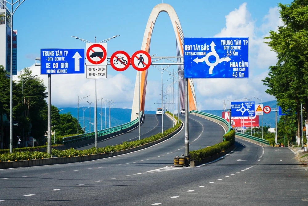 Đường phố trở nên đông đúc hơn trong 4 giờ TP thực hiện đổi ca. Ảnh: B.T 1