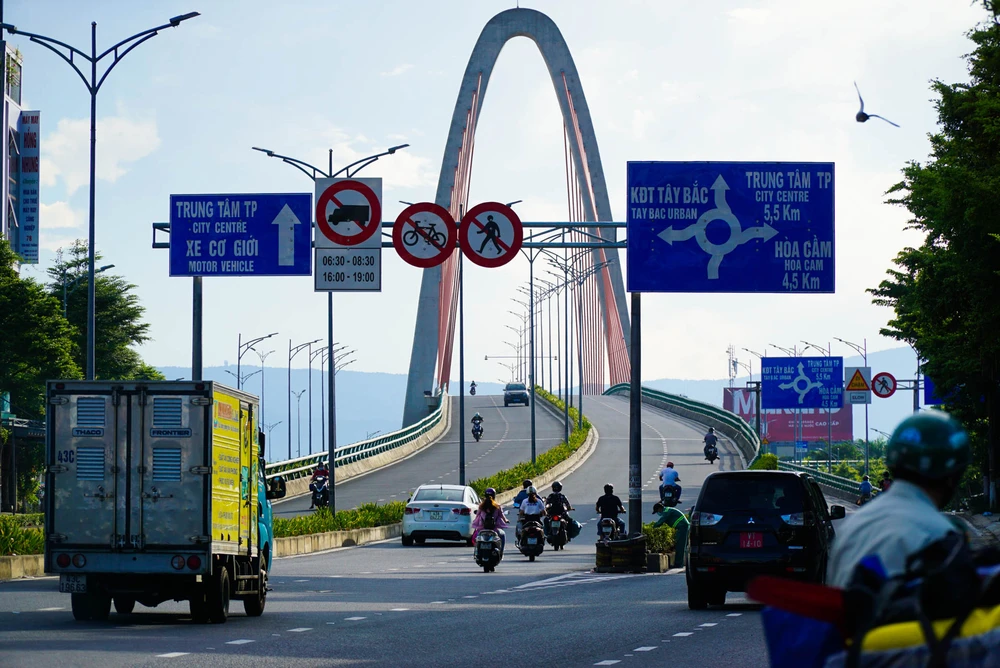 Đường phố trở nên đông đúc hơn trong 4 giờ TP thực hiện đổi ca. Ảnh: B.T 2