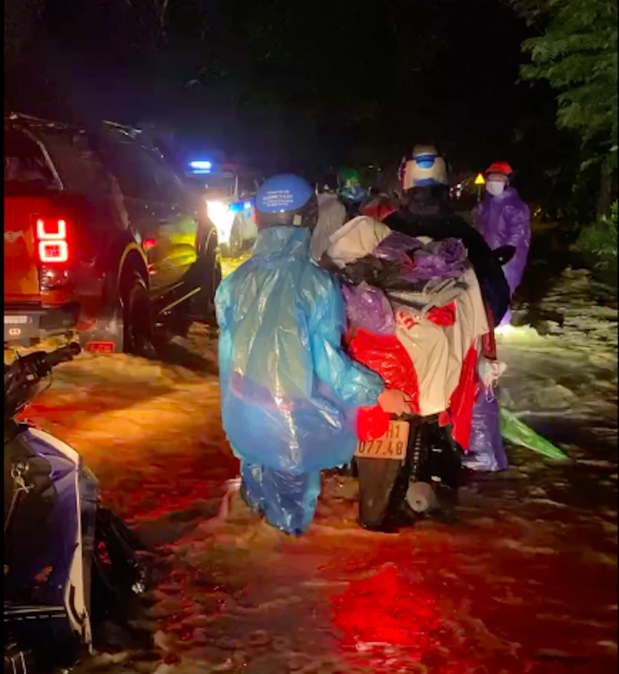 Người lớn, trẻ nhỏ vượt mưa gió hàng ngàn cây số về quê ảnh 10