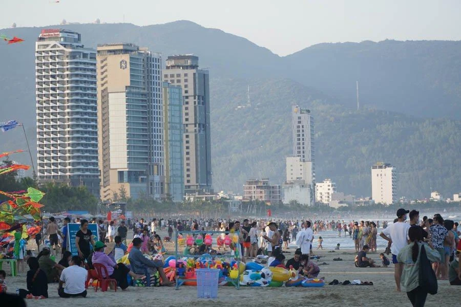 Bãi biển TP Đà Nẵng chật kín người dịp nghỉ lễ giỗ Tổ Hùng Vương. Ảnh: BT.