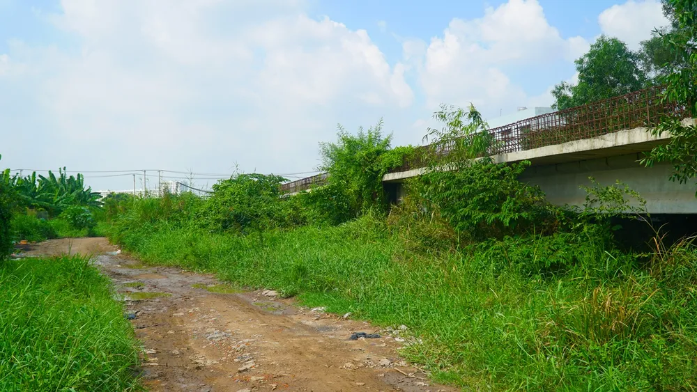 Công trường vắng lặng không có bóng công nhân thi công