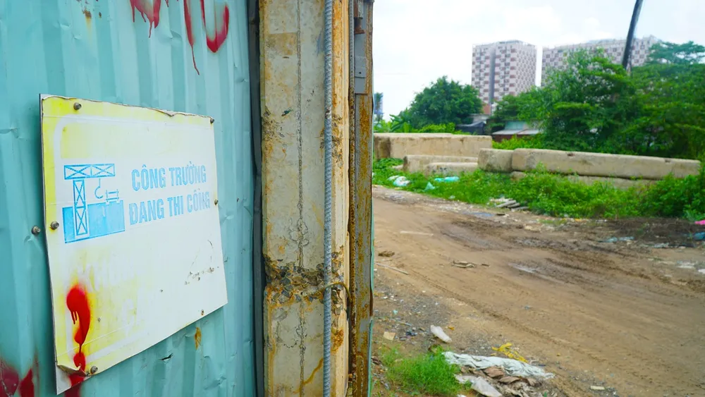 Khu vực cổng công trường trên đường Bình Phú, phường Tam Phú, TP Thủ Đức