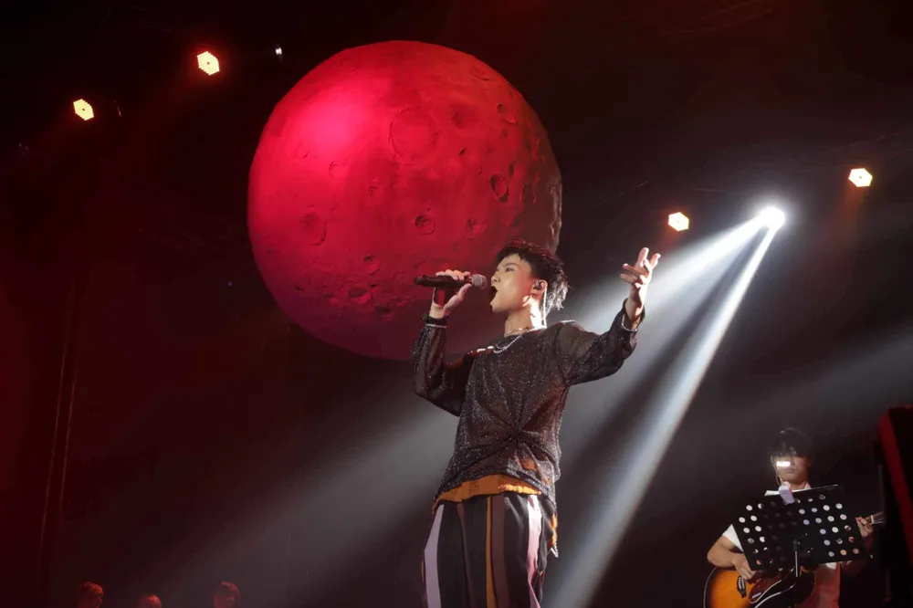 Võ Việt Phương trong đêm nhạc Trăng Thu Concert. Ảnh: HIẾU THUẬN Ảnh 1.JPG