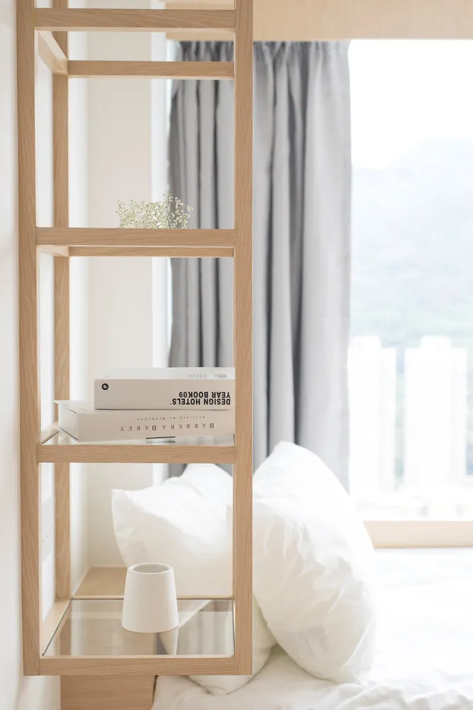 Can ho toi gian am ap voi nhieu lop noi that go hinh anh 13