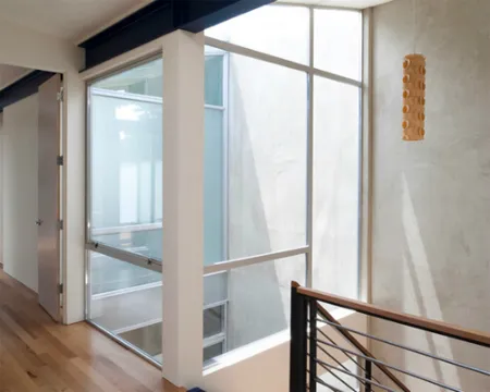 Giếng trời cần có diện tích hợp lý để ánh sáng chiếu xuống tầng dưới. Lý tưởng nhất là đường chéo của ô thoáng bằng 2/3 độ cao nhà. Ảnh minh họa: JLA nha-pho-sai-gon-co-hai-gieng-troi-nhung-van-bi