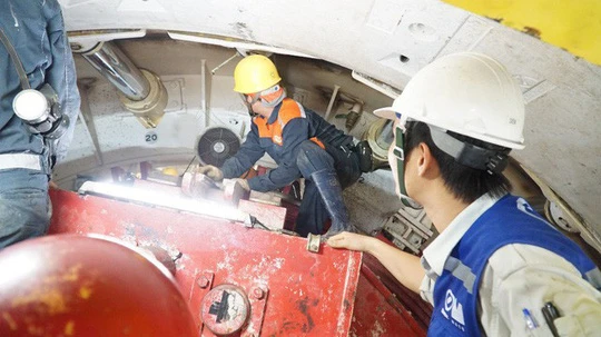 Cận cảnh bên trong đường hầm tuyến Metro đầu tiên của TPHCM - Ảnh 4.