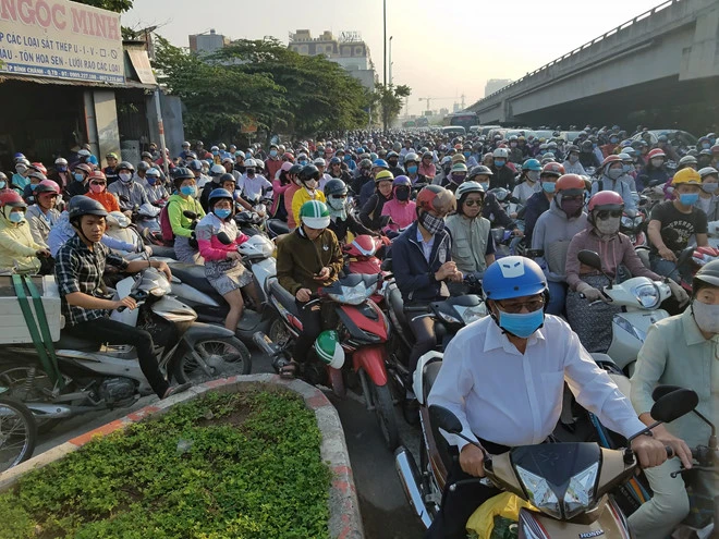 Cua ngo Ben xe Mien Dong un tac keo dai du chua den cao diem Tet hinh anh 1