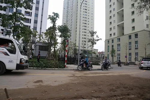 Cư dân hai tòa nhà đi qua đoạn đường từng bị rào chắn. Ảnh: Gia Chính