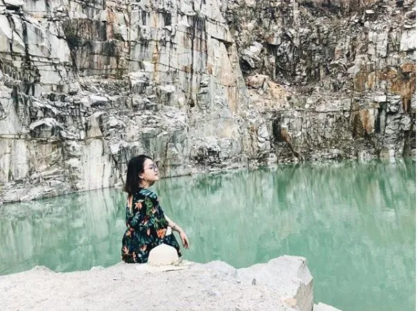 Theo nhiều người dân địa phương, hồ nước trước đây là mỏ đá hoa cương bị bỏ hoang.