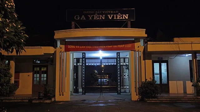 Chỉ còn 5 phút đoàn tàu mang số hiệu 51501 khởi hành đi Hạ Long sẽ xuất phát, cổng ga Yên Viên, Hà Nội hiu hắt không một bóng hành khách.