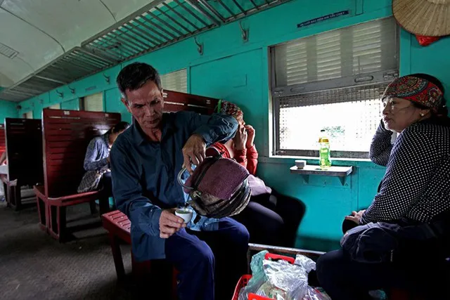 Giống như những chuyến tàu chợ thời bao cấp, ông Nguyễn Văn Chuẩn (69 tuổi) đã theo tàu bán nước chè chén từ nhiều năm nay với mỗi chuyến đi về lãi chừng 50 ngàn đồng. Từ khi tàu chuyển từ 1 ngày/chuyến xuống 1 tuần/chuyến, ngoài việc bán nước chè ông còn bốc vác thuê cho bà con buôn nông sản, hoa quả kiếm thêm thu nhập.