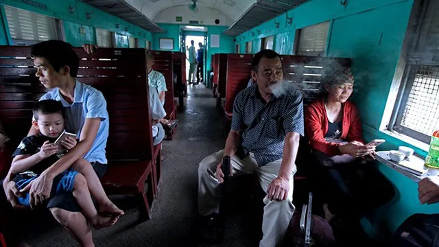 Nhiều hành khách quen đi tàu từ mấy chục năm trước vẫn không muốn từ bỏ không khí dân dã thân thuộc của những chuyến tàu chợ thời bao cấp.