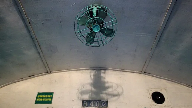 Những chiếc quạt chổi than cũ kỹ được sử dụng từ thời bao cấp không mấy khi hoạt động.