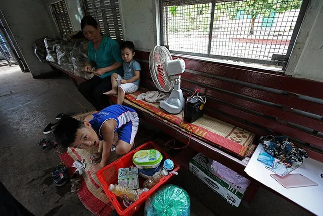 Bà Nguyễn Thị Nhung đã vài chục năm nay theo tàu buôn bán hoa quả phải đưa 2 cháu nội, ngoại theo do nhà không có ai trông nom trong thời gian các cháu nghỉ hè. Bà Nhung cũng như những người buôn chuyến theo đoàn tàu rất mong muốn duy trì tàu mỗi ngày 1 chuyến như trước kia vì theo bà đi tàu an toàn hơn, giá cước rẻ hơn và đỡ say hơn đi ô tô.