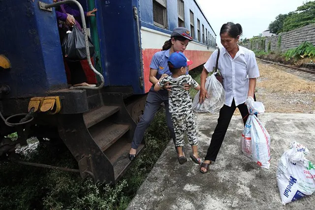 Do chỉ có một toa chở hành khách nên cũng chỉ có duy nhất 1 người soát vé cũng như đưa đón khách là chị Hoàng Thị Phương Thanh.