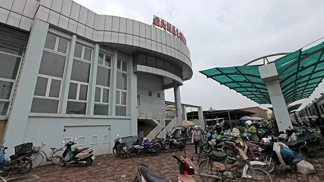 11 giờ 20 phút, đoàn tàu 51501 đến ga Hạ Long. Đây là nhà ga mới được xây dựng hiện đại nhưng mỗi tuần chỉ đón 1 chuyến tàu đến và đi trong ngày thứ 6.