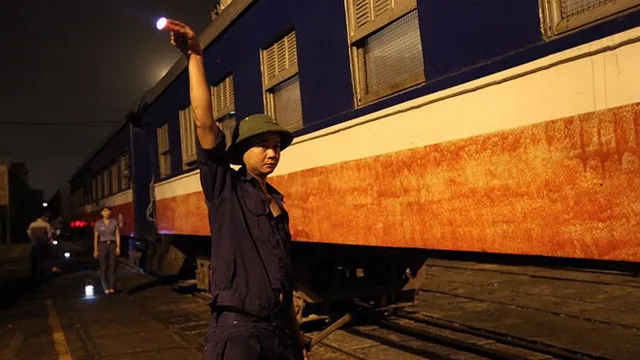 Đúng 4 giờ 50 phút sáng, đoàn tàu mang số hiệu 51501 rời ga Yên Viên, Hà Nội đi TP Hạ Long, Quảng Ninh.