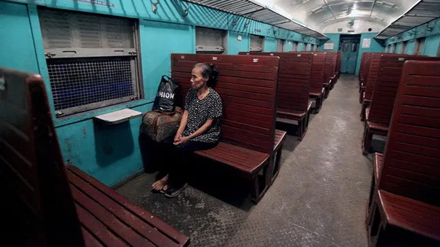 Đoàn tàu gồm đầu máy kéo theo 1 toa chở hàng, 1 toa chở khách. Toa chở khách với hàng ghế cứng thiết kế từ những thập kỷ 80 của thế kỷ trước, khi xuất phát từ ga Yên Viên chỉ có 1 hành khách là bà Phạm Thị Bình.