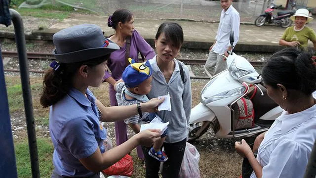 Hành khách lác đác lên tàu từ các ga lẻ trên tuyến đường sắt.
