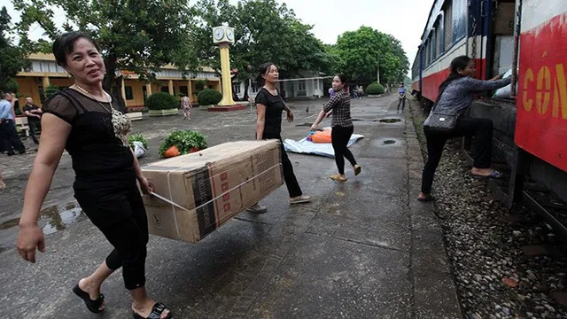 Đến ga Kép (Bắc Giang), đoàn tàu được nối thêm một toa chở hàng. Hàng hóa chủ yếu của những người buôn chuyến.