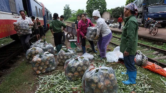 Nông sản chuyển đi Hạ Long lên tục được đưa lên tàu từ các ga xép.