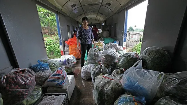 Những người buôn bán nông sản phần lớn gắn bó với con tàu từ vài chục năm nay.