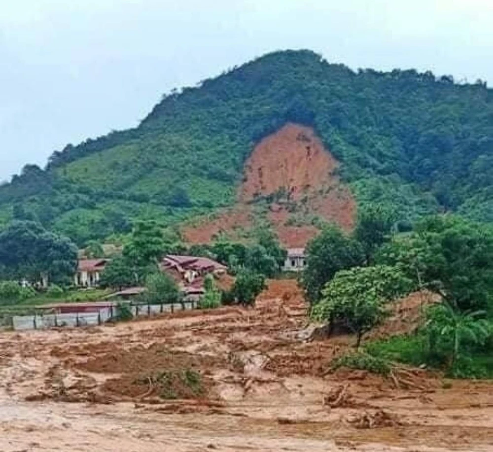 Nóng: Sạt lở đất vùi hàng chục người dân ở Quảng Nam ảnh 2