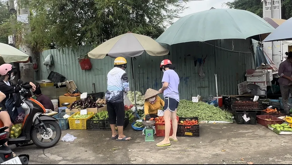 Nhiều loại nông sản trong nước không đáp ứng đủ nhu cầu thị trường. Ảnh: CH rau quả trung quốc