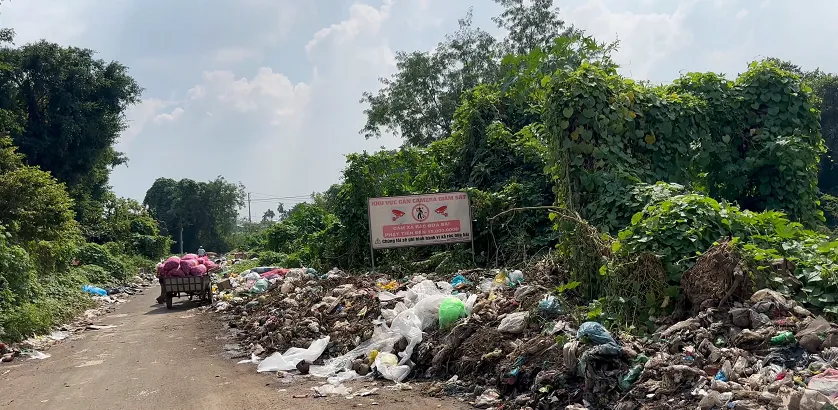 Xả Rác : Nỗi ám ảnh của người dân quanh chợ Đầu mối NSTP Hóc Môn