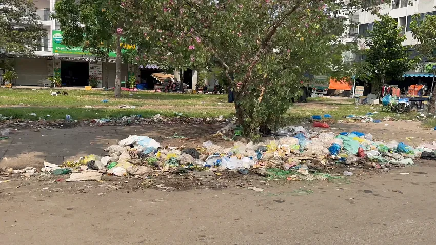 Xả Rác : Nỗi ám ảnh của người dân quanh chợ Đầu mối NSTP Hóc Môn