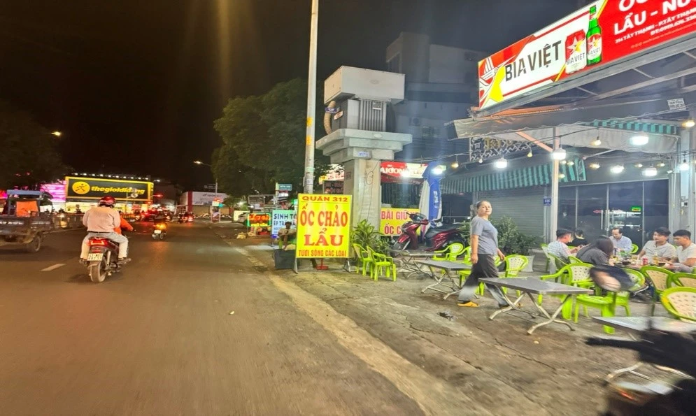 Vỉa hè, lòng lề đường thành chợ trời: người đi bộ đi đâu?