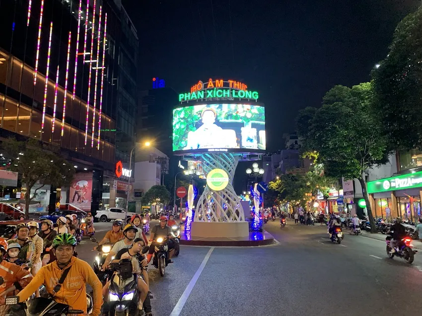 Phố ẩm thực Phan Xích Long sôi động chuẩn bị đón Tết Nguyên Đán