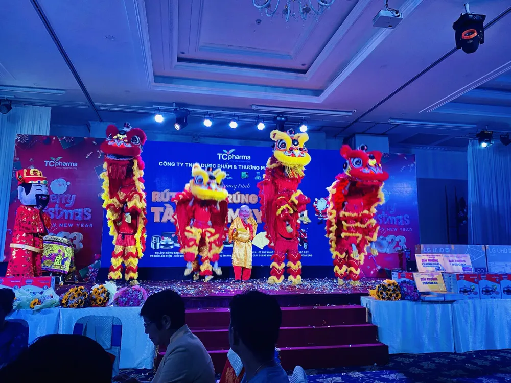 Khách hàng chủ yếu của dịch vụ múa lân là doanh nghiệp và các tiểu thương khai trương đầu năm. Ảnh: CAO Ý Múa lân sư rồng: nghệ thuật truyền thống, dịp Tết 'hốt bạc'