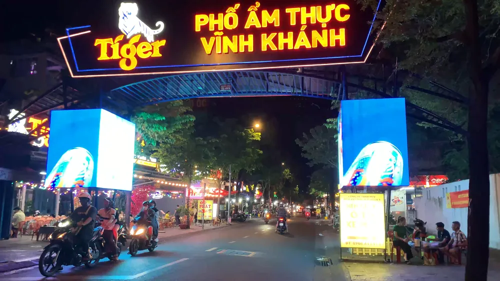 Phố ẩm thực Vĩnh Khánh, quận 4, các nhà hàng đã bắt đầu chuẩn bị từ sớm cho dịp tất niên. Ảnh: CH pho-am-thuc-1.png