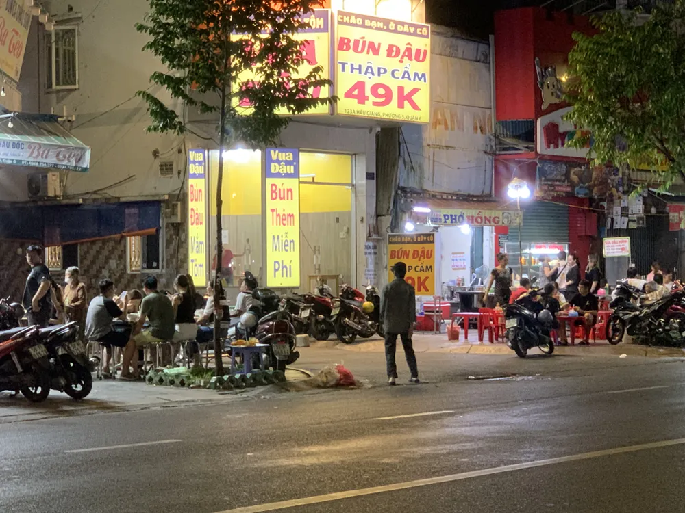 Phố ẩm thực Hậu Giang, quận 6, hàng quán đêm cũng không kém phần nhộn nhịp. Ảnh : NGỌC MAI pho-am-thuc-3.jpg