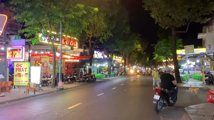 Nhiều nhà hàng khác ở phố ẩm thực Vĩnh Khánh cũng đang ráo riết chuẩn bị cho dịp tất niên. Ảnh : Ngọc Mai Phố ẩm thực rục rịch chuẩn bị đón khách tất niên